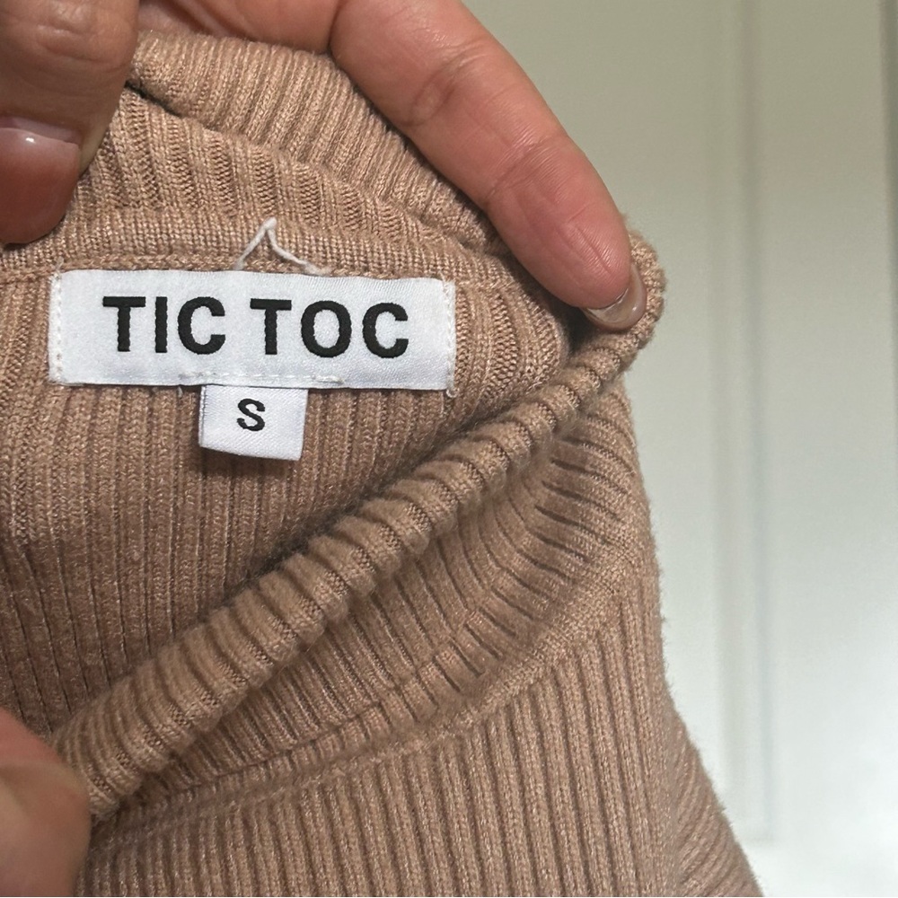 Size small cropped turtleneck, shirt.